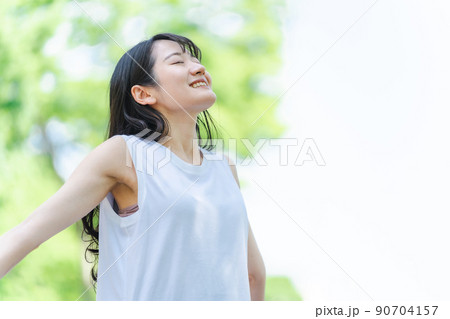 緑の中で深呼吸する日本人女性 90704157