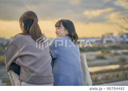 シスターフッド　夕暮れ 90704482