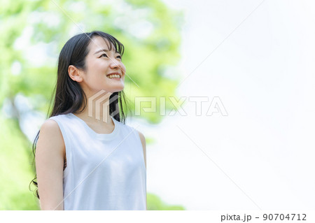 新緑の中の女性（笑顔） 90704712
