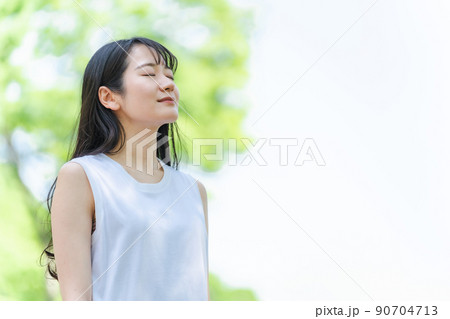 新緑の中の女性（深呼吸） 90704713