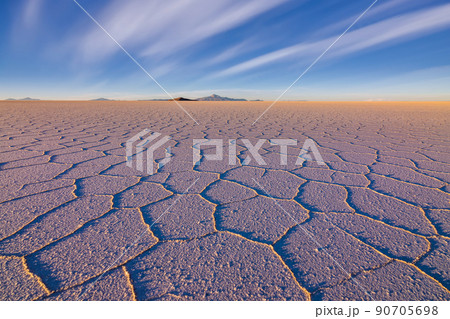 Sunset at Salar de Uyuni, Aitiplano, Bolivia. 90705698