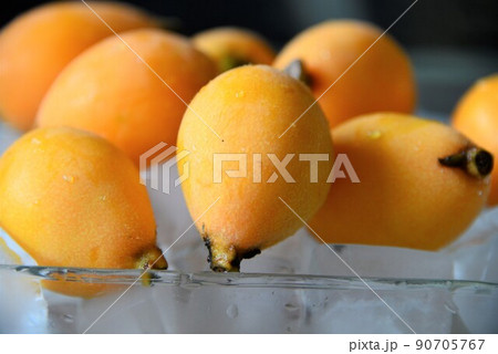 今が旬のみずみずしいビワ 90705767