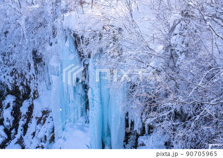 《北海道》凍結の白ひげの滝・冬の美瑛 《北海道》凍結の白ひげの滝・冬の美瑛 90705965