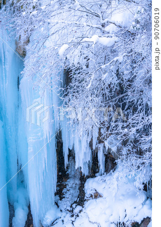 《北海道》凍結の白ひげの滝・冬の美瑛 《北海道》凍結の白ひげの滝・冬の美瑛 90706019