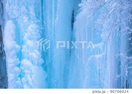 《北海道》凍結の白ひげの滝・冬の美瑛 90706024