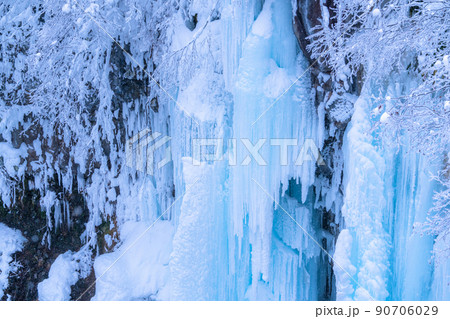 《北海道》凍結の白ひげの滝・冬の美瑛 《北海道》凍結の白ひげの滝・冬の美瑛 90706029