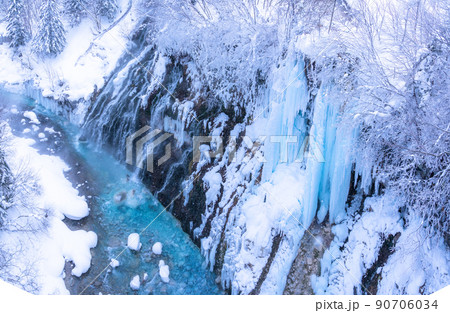 《北海道》凍結の白ひげの滝・冬の美瑛 《北海道》凍結の白ひげの滝・冬の美瑛 90706034