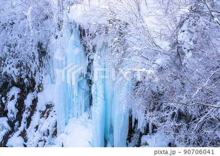 《北海道》凍結の白ひげの滝・冬の美瑛 90706041