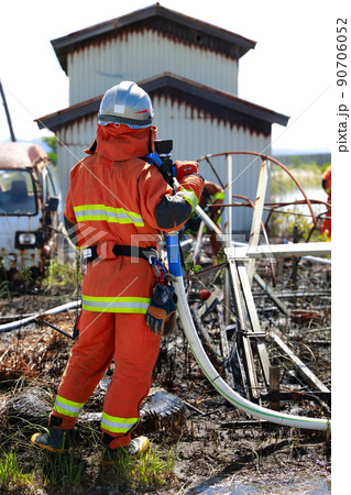 車両火災の鎮圧 90706052