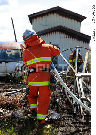 車両火災の鎮圧 車両火災の鎮圧 90706055