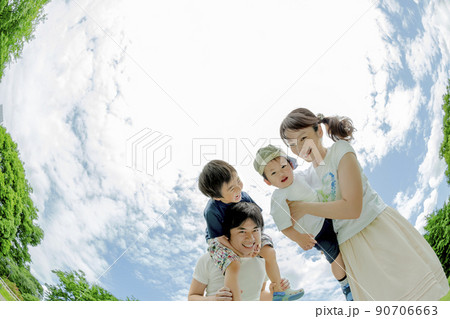 公園で遊ぶ4人家族 公園で遊ぶ4人家族 90706663
