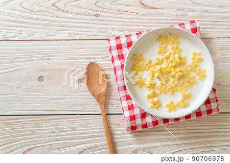 cereals with fresh milk cereals with fresh milk 90706978