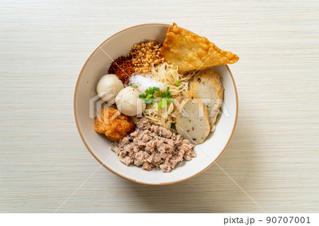 spicy egg noodles with fish balls and shrimp balls without soup 90707001