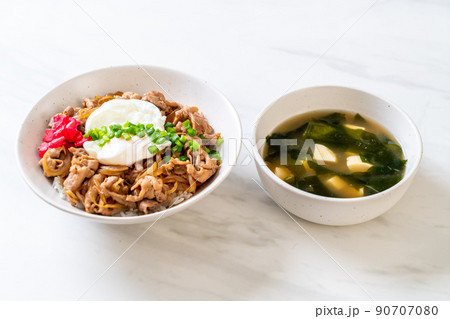 pork rice bowl with egg (Donburi) - japanese food 90707080