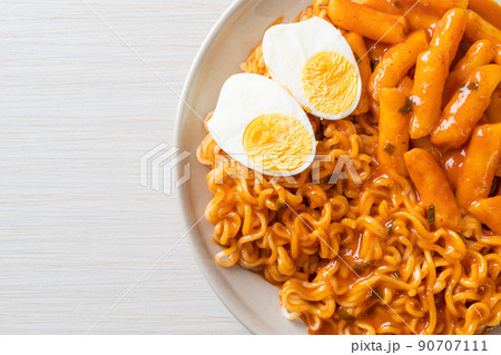 Rabokki (Ramen or Korean instant noodle and Tteokbokki) in spicy korean sauce 90707111