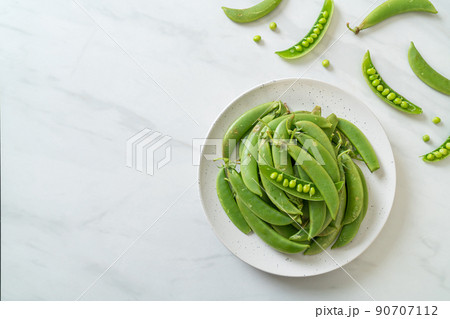fresh sweet green peas on plate 90707112