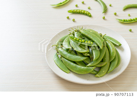 fresh sweet green peas on plate 90707113