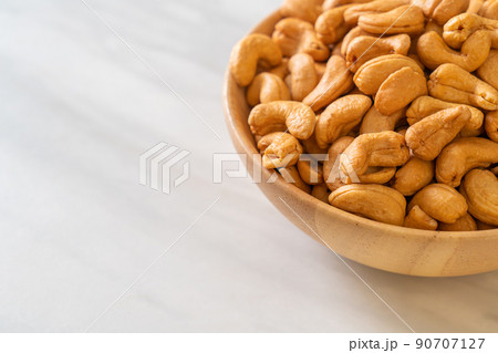 Cashew nuts in wooden bowl 90707127