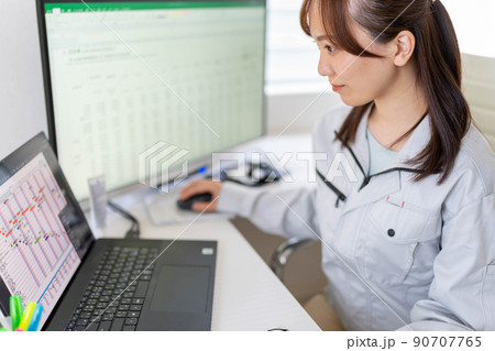 工事工程表を作成する女性一級建築士　工事監理 90707765