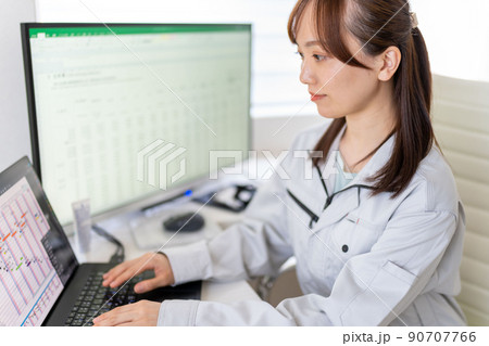 工事工程表を作成する女性一級建築士　工事監理 90707766