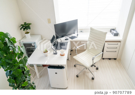 仕事部屋　フリーランス　開業　個人事業主　明るい　ホームオフィス　SOHO 90707789