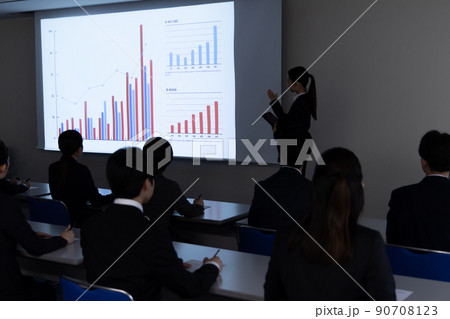研修を受けるビジネスパーソン 研修を受けるビジネスパーソン 90708123