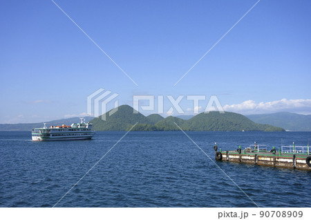 遊覧船と洞爺湖 遊覧船と洞爺湖 90708909
