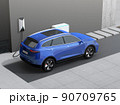 蓄電用バッテリー付きのスマートホームに充電している青色の電動SUV。 90709765