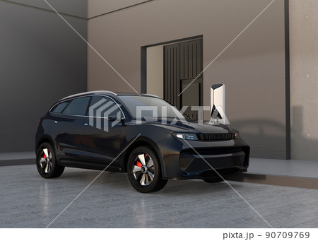 住宅ガレージに充電している黒色の電動SUV。 90709769