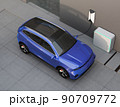 蓄電用バッテリー付きのスマートホームに充電している青色の電動SUV。 90709772
