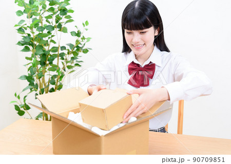 緩衝材の入った段ボールに大切な荷物を入れる女子高校生 宅配 配送 通販 フリマアプリ プレゼント 緩衝材の入った段ボールに大切な荷物を入れる女子高校生 宅配 配送 通販 フリマアプリ プレゼント 90709851