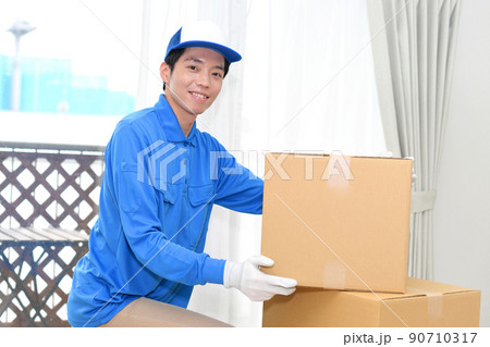 作業服を着た引っ越し作業をする男性 作業服を着た引っ越し作業をする男性 90710317