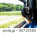 車窓から景色を眺める子供 90710580