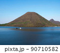 榛名湖から榛名山を臨む 90710582