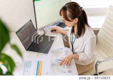 若い女性エンジニア　商圏分析　マーケティングリサーチ　眼鏡 90710853