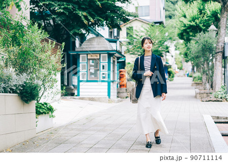神戸の街を歩く女性 90711114