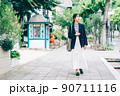 神戸の街を歩く女性 90711116