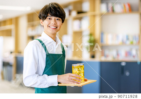 カフェ　男性　店員 90711928