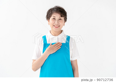エプロンの女性　家事代行　ヘルパー 90712736