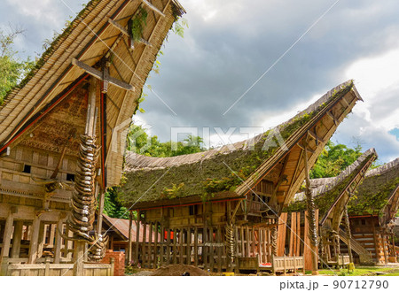 インドネシアのタナトラジャにある伝統的家屋、トンコナンのある風景 90712790