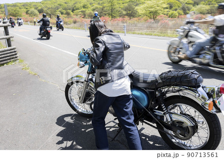 エンストをしたバイクを押す若い女性 エンスト、ガス欠イメージ エンストをしたバイクを押す若い女性 エンスト、ガス欠イメージ 90713561