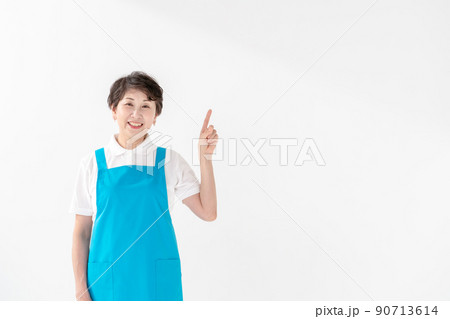 エプロンの女性 家事代行 ヘルパー エプロンの女性 家事代行 ヘルパー 90713614