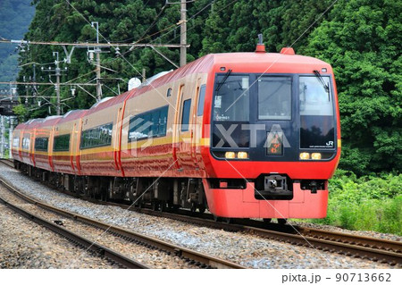 鬼怒川温泉の新緑を駆け抜け新宿駅へ…直通特急253系 電車 鬼怒川温泉の新緑を駆け抜け新宿駅へ…直通特急253系 電車 90713662