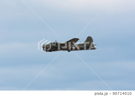 アメリカ陸軍ボーイングB-17G爆撃機水平飛行 アメリカ陸軍ボーイングB-17G爆撃機水平飛行 90714010