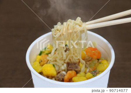 カップラーメン 90714077