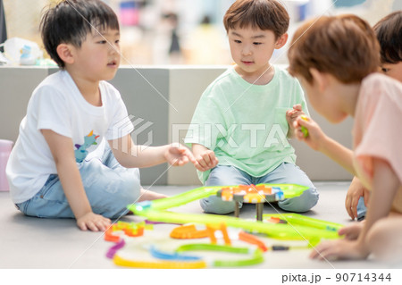 子供 男の子 友達 90714344