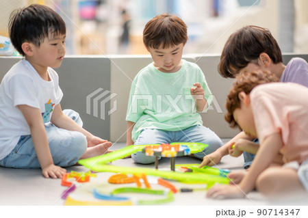 子供 男の子 友達 90714347