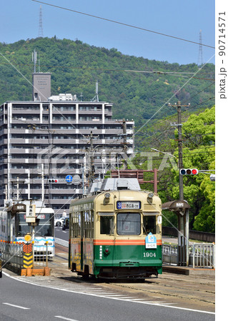 市街地を走る元京都市電 広島電鉄 市街地を走る元京都市電 広島電鉄 90714571