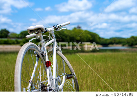サイクリング中に城が見える河川敷に自転車を止めて サイクリング中に城が見える河川敷に自転車を止めて 90714599