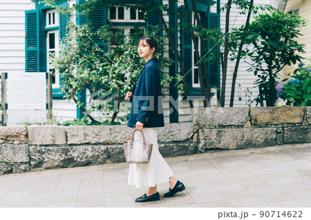 街を歩く若い女性 街を歩く若い女性 90714622